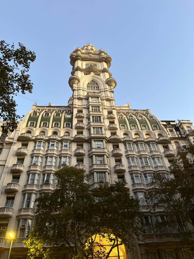 100% History and architecture of Buenos Aires - Avenida de Mayo: European-style facades and the grand-street effect