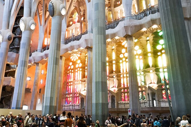 2-Day Tour: Gaudi & Sagrada Familia + Montserrat & Winery - Lunch in Rambla Catalunya: a real break, not a rushed pit stop