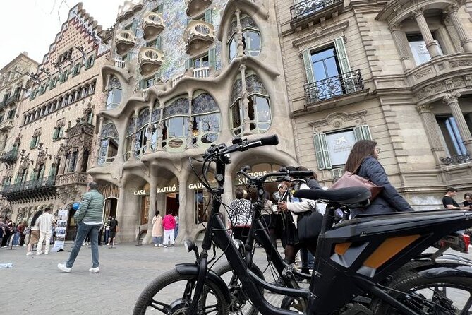 3 Hours Barcelona Guided Gaudi E-Bike Tour - Parc de la Ciutadella: a breathing space between landmarks