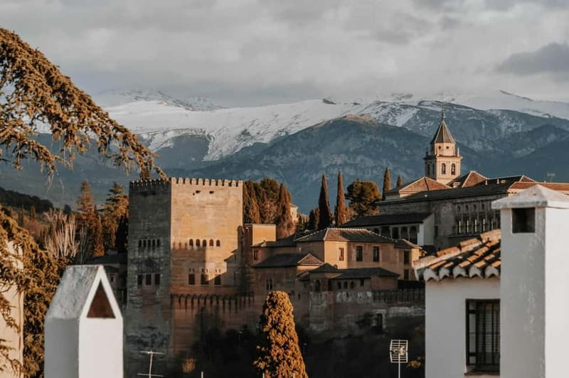 Alhambra Surroundings: History, Architecture and Legends - Puerta de la Justicia: the entrance that’s also a message