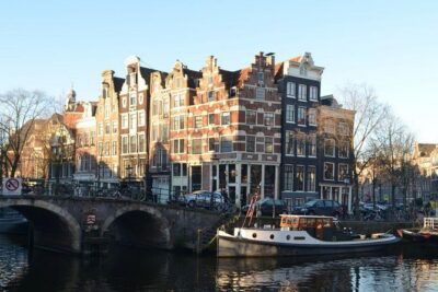 Amsterdam Architecture Tour - Stop 1: The canal ring structure and waterline architecture