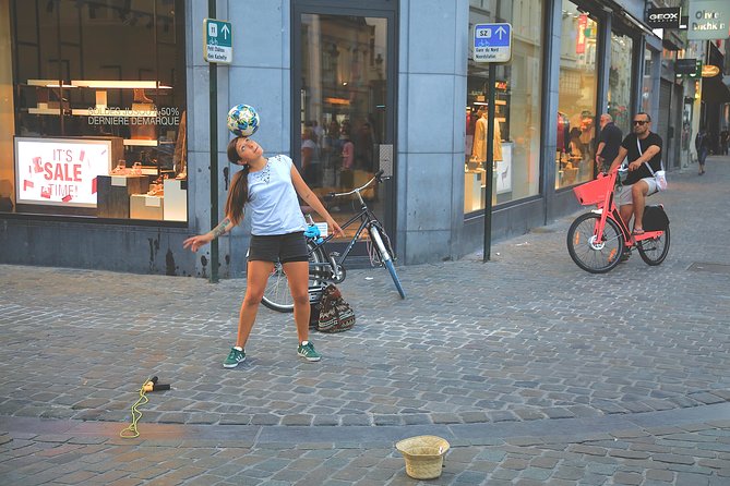 Architecture Tour of Brussels - Stop 6: Manneken Pis, the quick statue… plus the wardrobe museum climb
