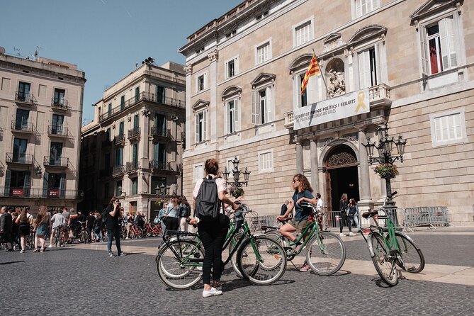 Barcelona 3-hour Bike or E-Bike Tour: Gaudí By Bike - Starting at Plaça Reial: where your Gaudí story begins