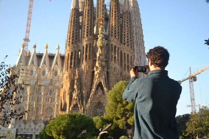 Barcelona 3-hour Bike or E-Bike Tour: Gaudí By Bike - Parc de la Ciutadella pause: reset your legs and take the city atmosphere