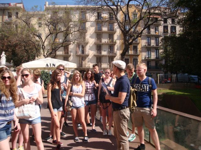 Barcelona: Art Nouveau & Gaudí Tour - Barcelona’s clean-up moments: fairs, renaissance, and reinvention