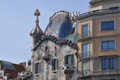Barcelona: Discover Gaudi Architectural Guided Tour - Why an architect-led guide changes how you see Gaudí