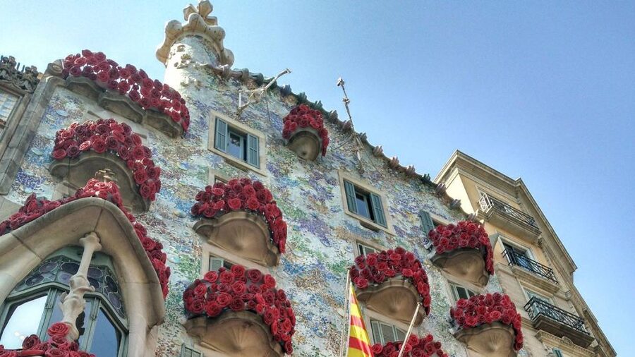Barcelona: Evening Walking Tour in the Gaudi Area with Tapas - Price and Value: What $100 Buys for 4 Hours
