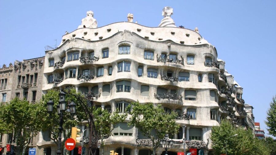 Barcelona: Evening Walking Tour in the Gaudi Area with Tapas - Small Group Energy: What It Means for How You’ll Eat