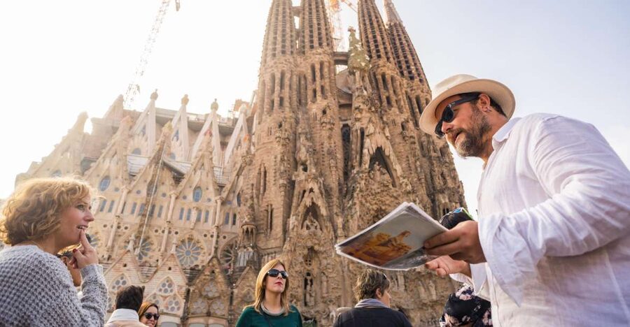 barcelona: Gaudi Highlights eBike tour - How the Cascada Monumental sets up your Gaudí mindset