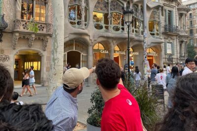 Barcelona: Gaudí, Tapa, Drink & Hidden Architectural Gems - Plaza de Catalunya and Passeig de Gràcia: the route that sets up Gaudí