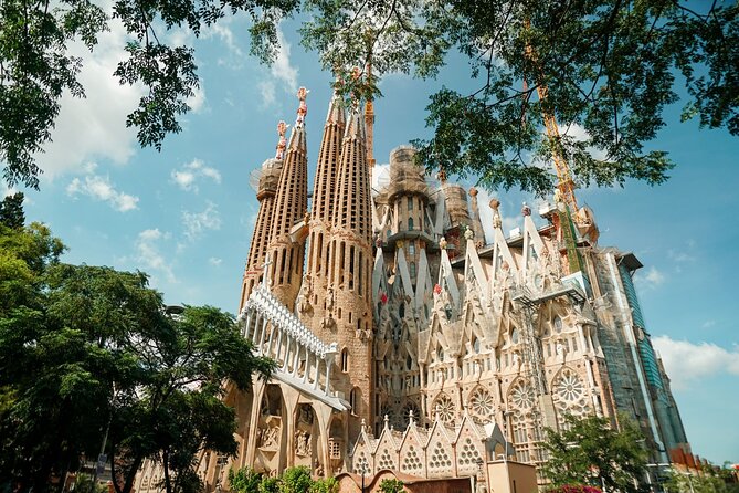 Barcelona: Gaudí, Tapa, Drink & Hidden Architectural Gems - El Nacional Barcelona: tapas and drinks in a real local-food setting