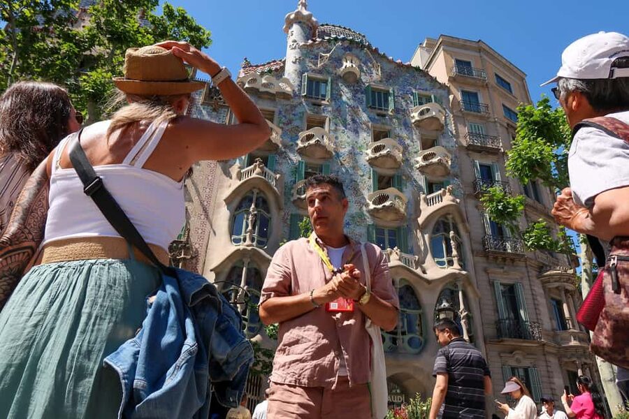 Barcelona: Gaudi Tapas & Wine Tasting Small Group Tour - What’s included (and why it’s good value)