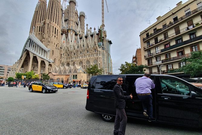 Barcelona Gaudi Tour: Sagrada Familia, Casa Batllo & Casa Mila - Casa Batlló on Passeo de Gracia: the Gaudí stop with built-in city context