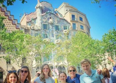Barcelona: Ramblas, Gothic & Gaudí Architecture Walking Tour - Plaça de Catalunya Start: How to Find Your Guide at Foot Locker