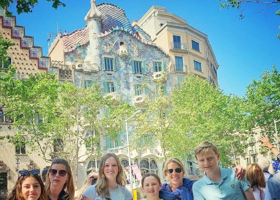 Barcelona: Ramblas, Gothic & Gaudí Architecture Walking Tour - Plaça de Catalunya Start: How to Find Your Guide at Foot Locker