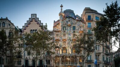 Barcelona: Sagrada Familia and City Tour with Hotel Pickup - Getting picked up and getting oriented fast