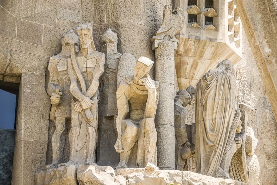 Barcelona: Sagrada Familia and City Tour with Hotel Pickup - Gothic Quarter walking: from Roman walls to medieval squares