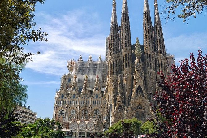 Best Gaudi Private Tour with Sagrada Familia & Park Guell in BCN - How the guide experience shapes the day