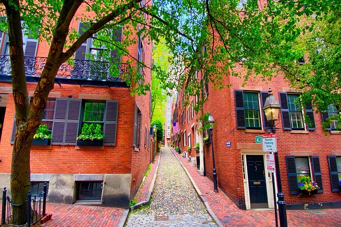 Boston's Architecture, History + Photo Walking Tour (SMALL Group) - Beacon Hill streets: the Acorn Street finish line