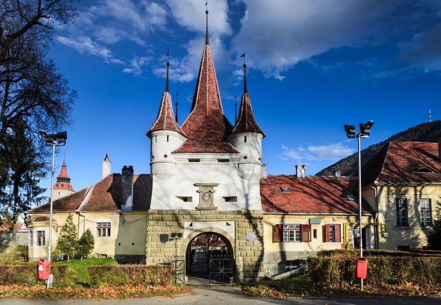 Brasov: Candlelight Tour of Medieval Architecture - The Jewish Synagogue (1901) and Rope Street’s squeeze-test