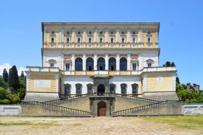 Caprarola: Villa Farnese, masterpiece of Renaissance architecture - Entering Palazzo Farnese: a fortress plan built for art