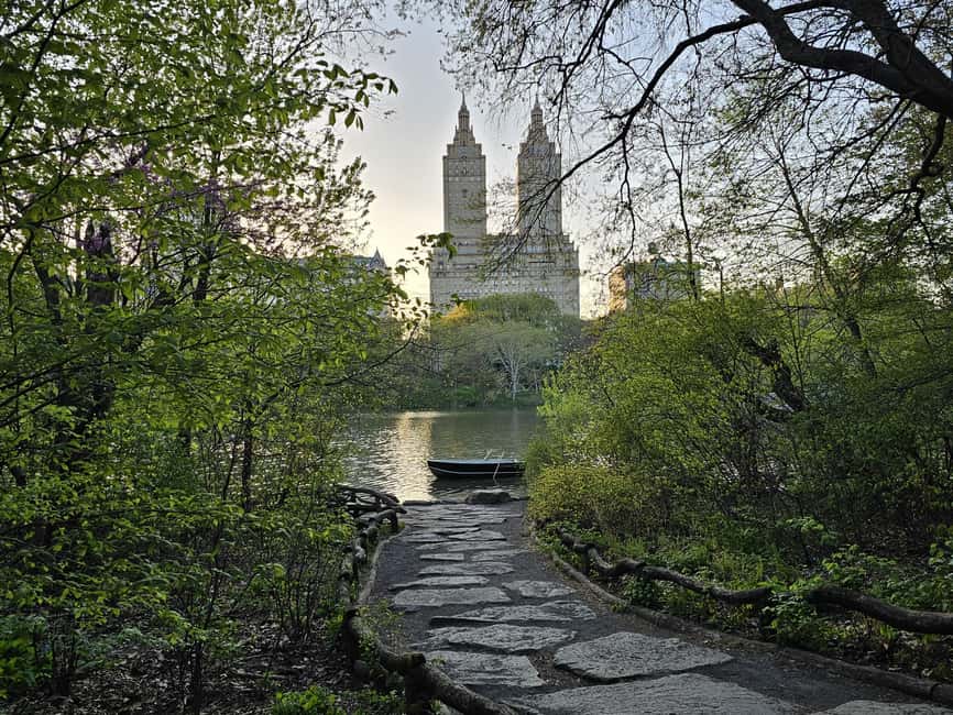 Central Park, NY: Nature, Architecture and Movie Scenes Tour - Starting at the Apple-Logo Glass Cube: getting oriented fast