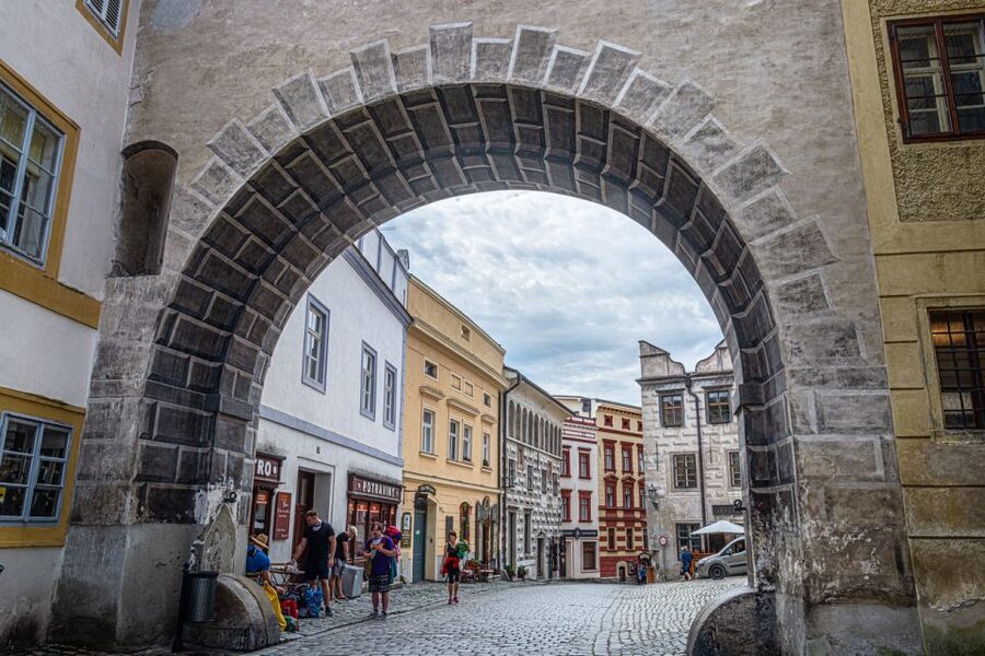 Český Krumlov: Half-Day Medieval Architecture Walking Tour - Back alleys, a river-side stone bridge, and quick food breaks (if you want)