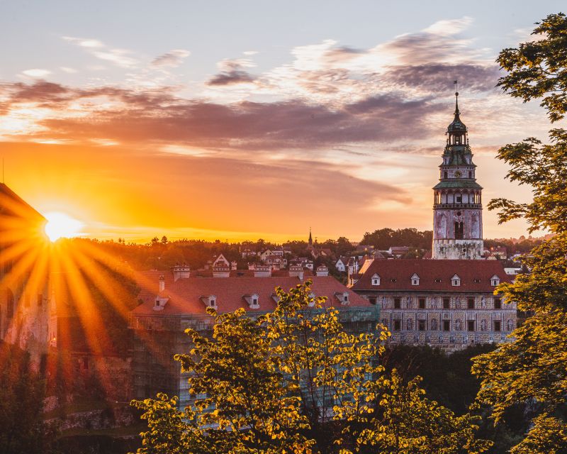 Český Krumlov: Half-Day Medieval Architecture Walking Tour - Final panoramic payoff and castle gardens after the big view