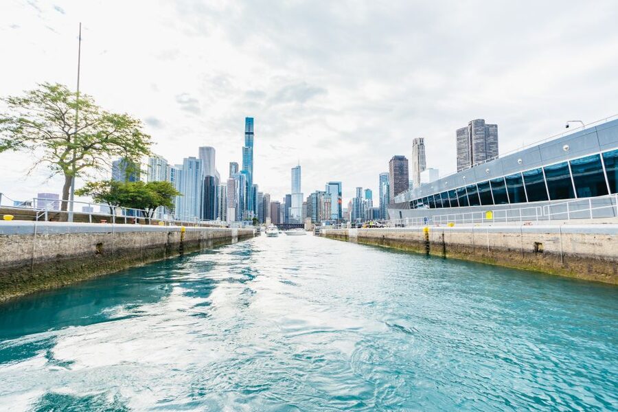 Chicago: 1.5-Hour Lake and River Architecture Cruise - Outdoor deck vs climate-controlled cabin: choose based on your mood