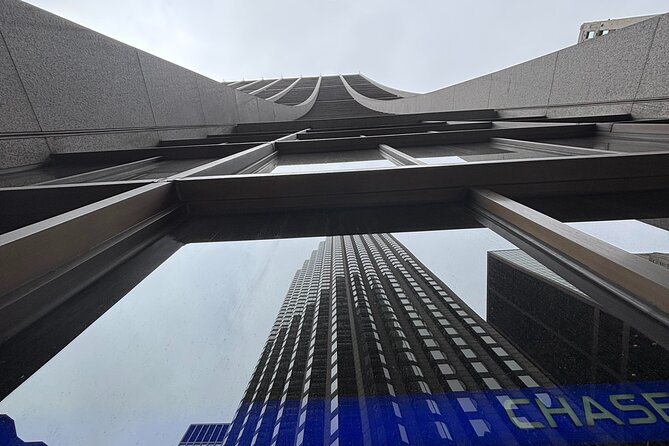 Chicago Architecture and True Crime Tour - Chase Tower finale: the photo-friendly illusion moment