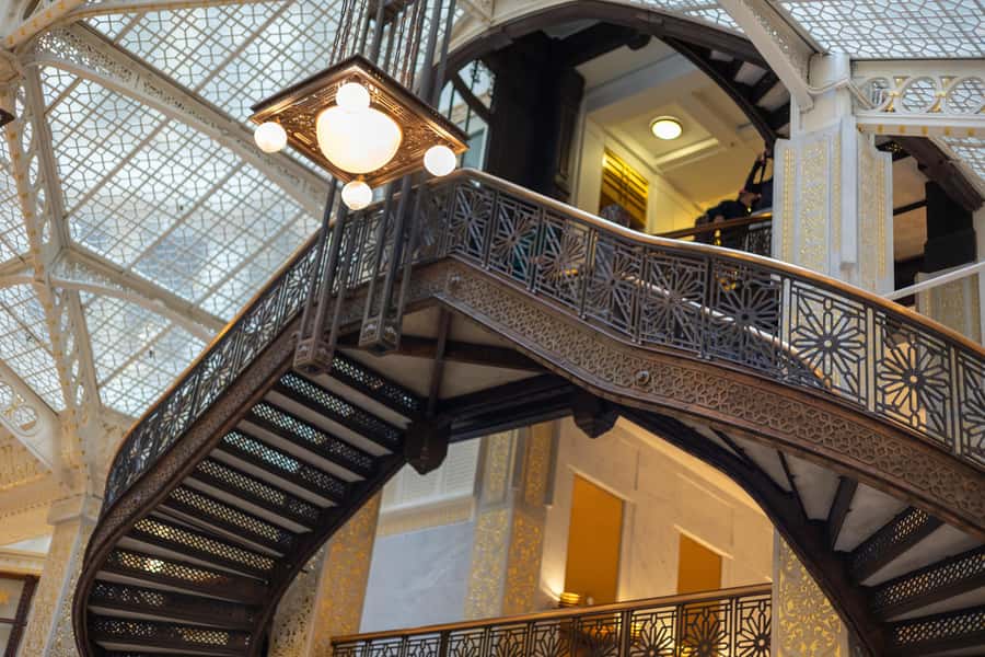 Chicago: Architecture & True Crime History - Where the tour starts at Palmer House (and how to spot it)