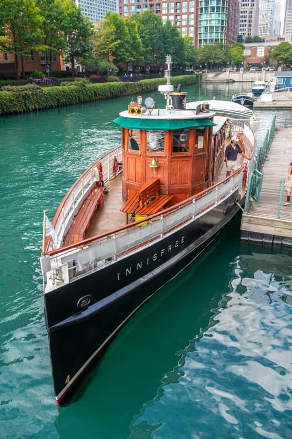 Chicago: Historic Architecture Chicago River Small Boat Tour - A Smaller Historic Yacht Ride Gives Better Views