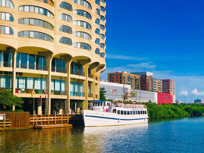 Chicago River: 90-Min Architecture Boat Tour - Aqua Tower and Lakeshore East: Modern Architecture With a Living Focus