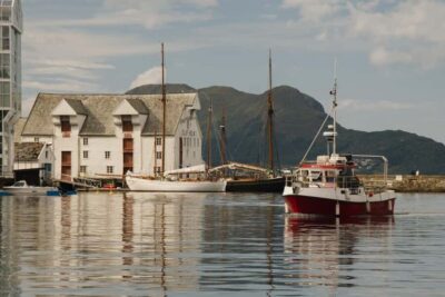City walk in Ålesund: Art Nouveau, sea views, and insider tips - From Fishing Roots to Art Nouveau Rebuild: Kongens gate and the Royal Road