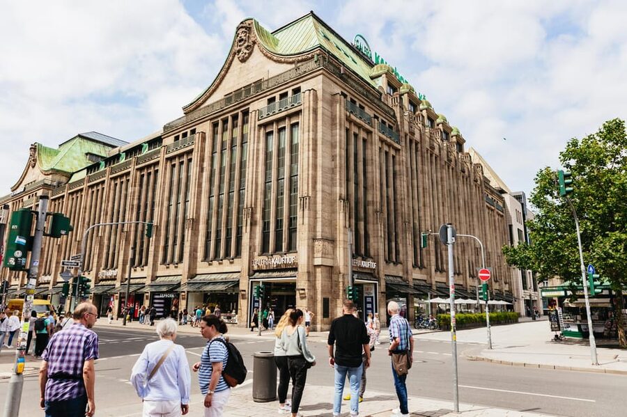 Düsseldorf: Guided City Architecture Walking Tour - City Museum entry at Bergerallee 2: using indoor context to sharpen your street reading