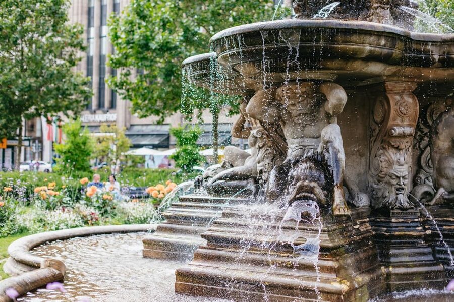 Düsseldorf: Guided City Architecture Walking Tour - The guide factor: what Dietmar Schönhoff-style storytelling adds