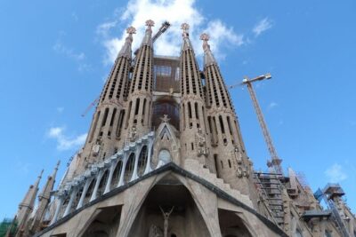 Gaudi and La Sagrada Familia Exterior Self-Guided Audio Tour - English or Spanish in 39 minutes: pacing the narration