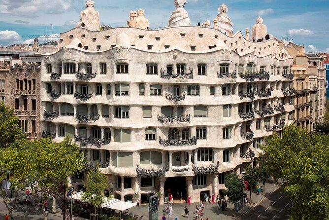 Gaudi Private Tour with Sagrada Familia & Park Guell Tickets - How the vehicle and private format changes the day