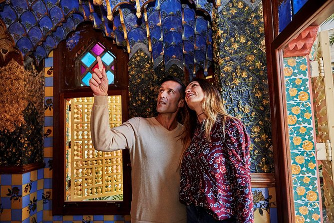 Gaudi´s Casa Vicens Skip the Line Ticket with Audioguide - The audioguide setup: QR download, headphones, and possible Wi‑Fi needs