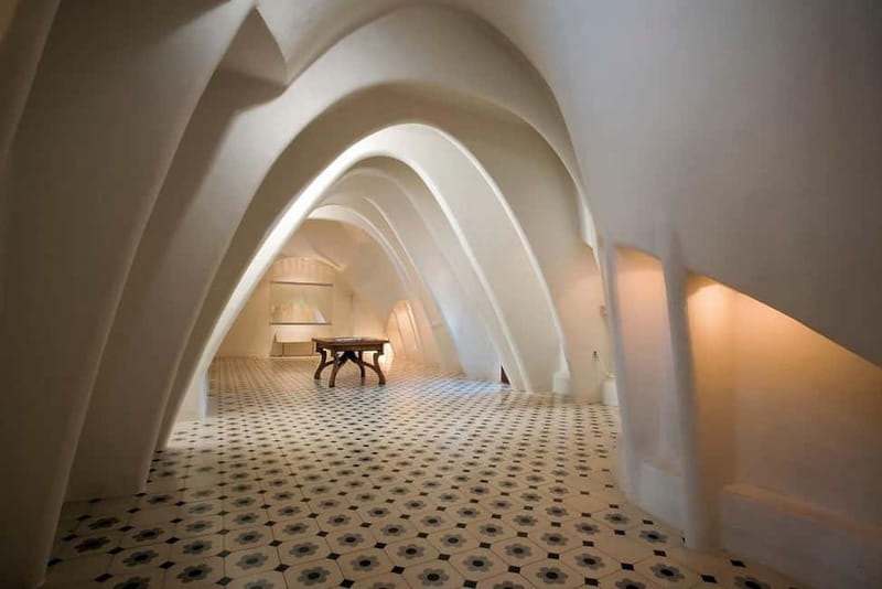 Gaudi's legacy. Exclusive tour to Park Güell and Casa Batlló - Casa Batlló: one hour to read the façade and the design choices