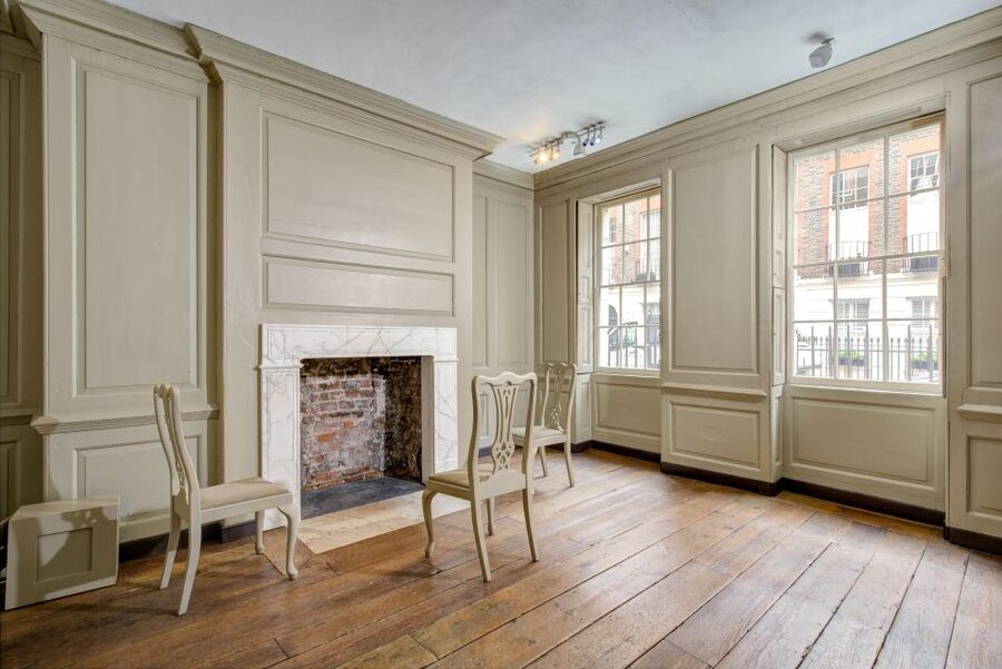 London: Architecture Tour of Benjamin Franklin House - The glass armonica Room: playing Franklin’s instrument