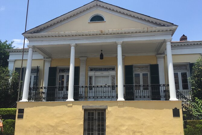 New Orleans French Quarter Architecture Walking Tour - Guides make or break it: local storytelling, binders, and “dad jokes”