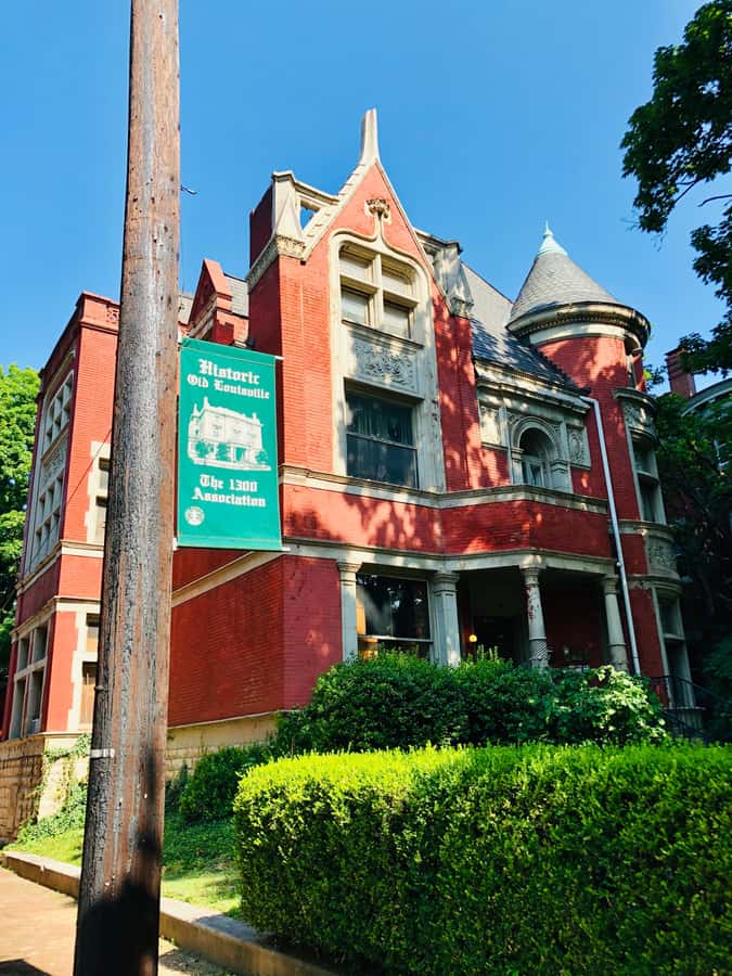 Old Louisville: History and Architecture Walking Tour - Where you meet your guide: the Welcome to Old Louisville sign corner