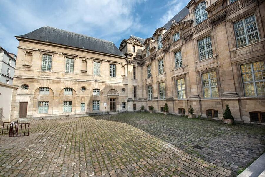Paris: Discover the hidden architecture gems of Le Marais - Le Marais on foot: what makes this architecture tour different