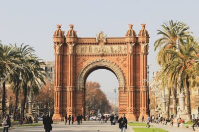 Private Barcelona Bike Tour, Gaudi's Art and Medieval Districts with Local Guide - Starting at Monbike: getting on the bikes without wasting time