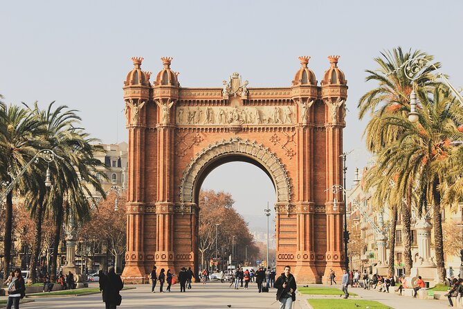 Private Barcelona Bike Tour, Gaudi's Art and Medieval Districts with Local Guide - Starting at Monbike: getting on the bikes without wasting time