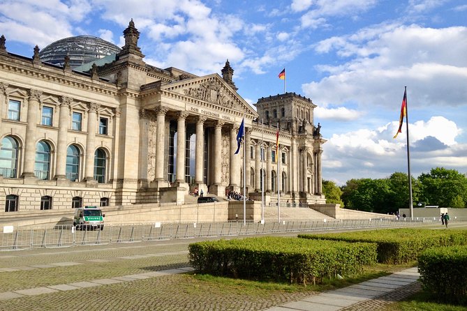 Private Taxi Tour City East & West History and Architecture 3-4h - Reichstag Area and Monument Stops: Schloss Bellevue, Victory Column, and the “Pregnant Oyster”
