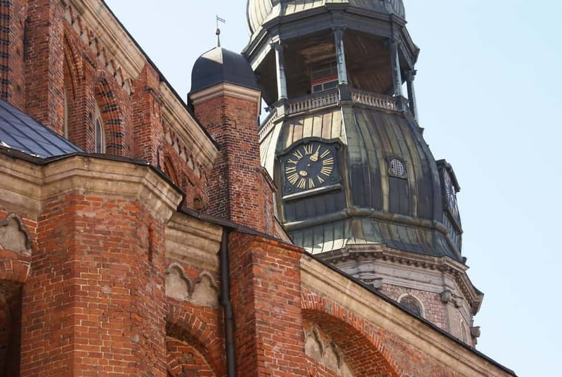 Riga: Old Town Walking Tour with Art Nouveau Highlights - Starting at the House of the Black Heads: your Old Town “anchor”
