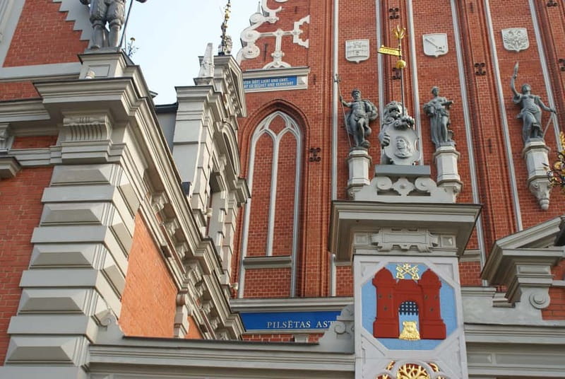 Riga: Old Town Walking Tour with Art Nouveau Highlights - Art Nouveau in Riga: what to watch for on the facades