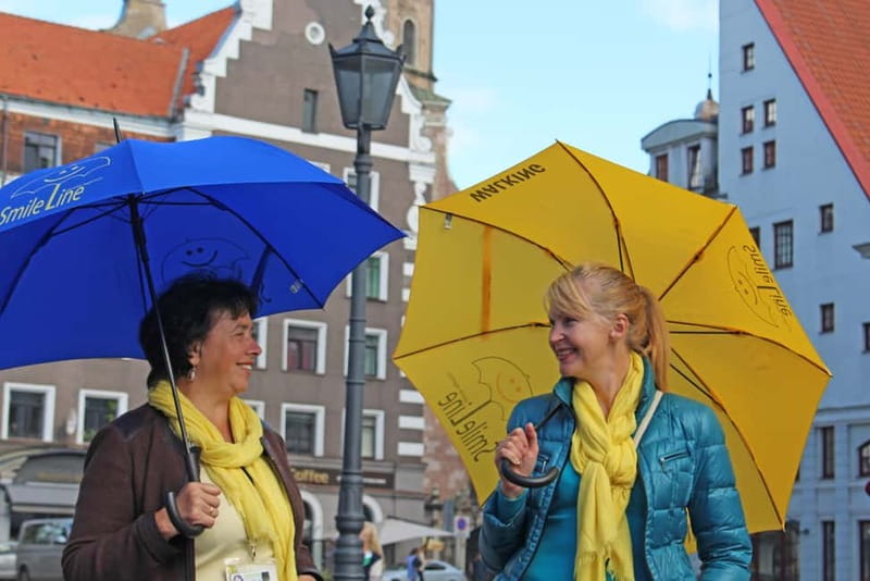 Riga: Old Town Walking Tour with Art Nouveau Highlights - Group size, timing, and the footwear reality on Old Riga cobblestones